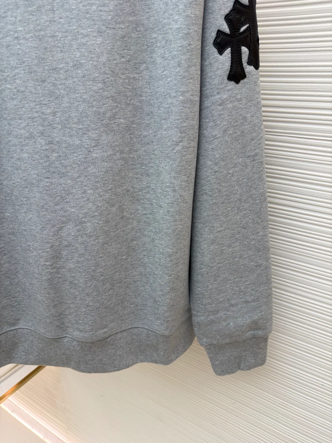 Chrome Hearts Fleece and Leather Sweatshirt ●Item No.: 1682286-A45 ●Material: 100% cotton fleece fabric ●Technology: Hand-made with leather ●Color: Gray ●Version: Fitted version ●Weight: about 645g ●Size: S-M-L ●Description: The fabric is knitted with 440g cotton fleece material. The collar and arms are made of genuine sheepskin, cut and hand-cut, and the molded hardware is aged and oxidized. The overall wiring is straight and delicate, the fabric is comfortable and soft, and the color is consistent without color difference. It can be matched with the same style to create a fashionable look and control various occasions. Customized accessories, complete with three standards, same style for men and women!